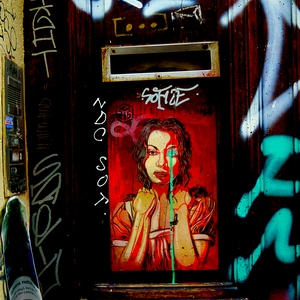 Porte, boite aux lettres et mur avec portrait de femme - France  - collection de photos clin d'oeil, catégorie streetart